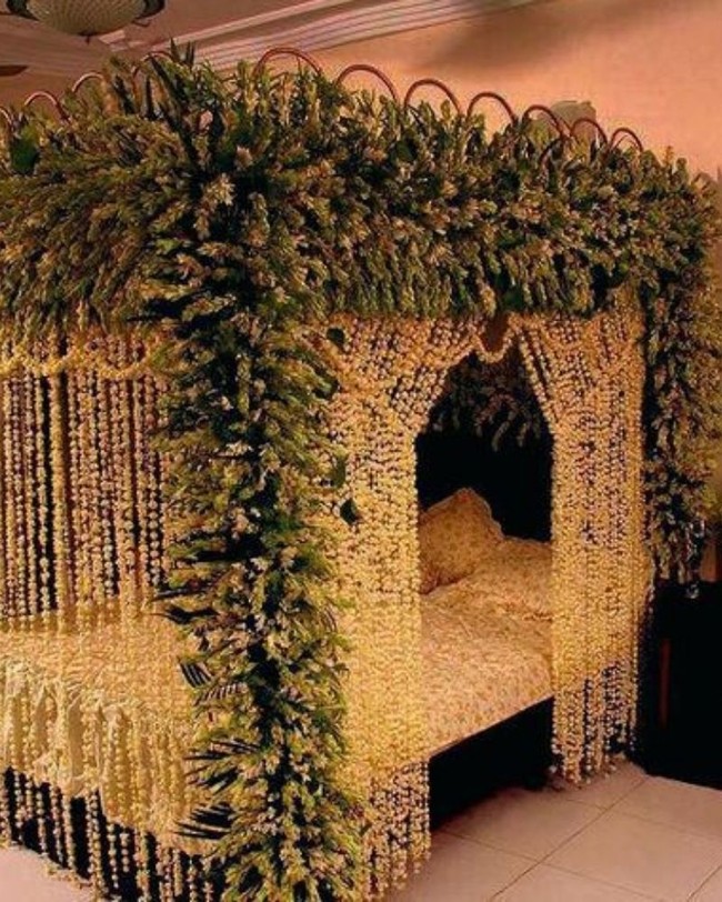 Jika kamu dan pasangan menyukai wangi bunga melati maka dekorasi kamar malam pertama yang satu ini patut dicoba. Dengan rangkaian bunga-bunga melati tersebut dijamin kamar malam pertama kamuu dengan pasangan akan wangi melati sepanjang hari. Foto: dok. pinterest