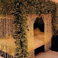 Jika kamu dan pasangan menyukai wangi bunga melati maka dekorasi kamar malam pertama yang satu ini patut dicoba. Dengan rangkaian bunga-bunga melati tersebut dijamin kamar malam pertama kamuu dengan pasangan akan wangi melati sepanjang hari. Foto: dok. pinterest