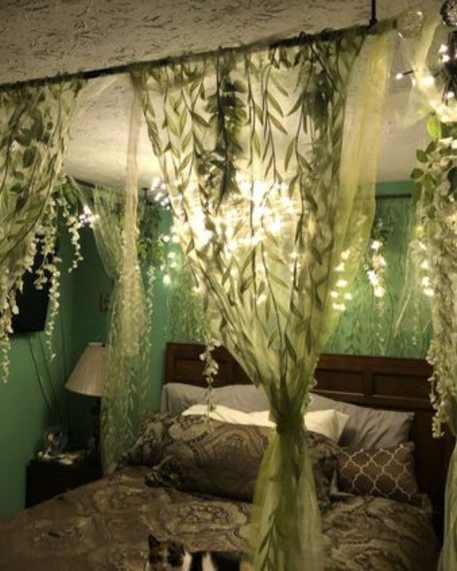 Bosan dengan suasana perkotaan? Dekorasi kamar bernuansa ala hutan yang satu ini bisa dijadikan inspirasi. Dengan warna serba hijau dan coklat akan membuat kamar jadi terlihat lebih asri. Foto: dok. pinterest