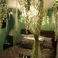 Bosan dengan suasana perkotaan? Dekorasi kamar bernuansa ala hutan yang satu ini bisa dijadikan inspirasi. Dengan warna serba hijau dan coklat akan membuat kamar jadi terlihat lebih asri. Foto: dok. pinterest