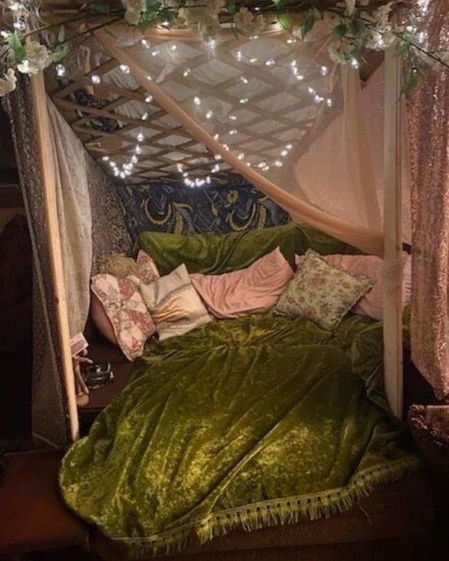 Pecinta film Disney? Dekorasi kamar ala negeri dongeng yang satu ini terlihat unik dan pastinya akan membuat pasanganmu jadi terkesan. Mau coba? Foto: dok. pinterest