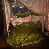 Pecinta film Disney? Dekorasi kamar ala negeri dongeng yang satu ini terlihat unik dan pastinya akan membuat pasanganmu jadi terkesan. Mau coba? Foto: dok. pinterest