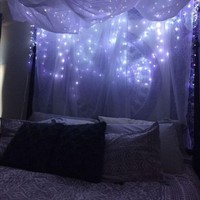 Kalau yang satu ini memiliki tema boho dengan sentuhan dreamy yang bisa membuat tidurmu dan pasangan jadi semakin pulas. Dekorasi lampu-lampu kecil yang redup menciptakan suasana hangat dan romantis bagi kamu dan pasangan. Foto: dok. pinterest