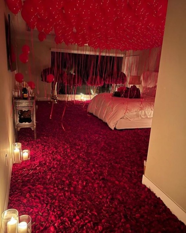 Dekorasi serba merah ini dijamin bisa bikin pasangan jadi terpukau. Tambahan beberapa lilin di sudut-sudut ruangan membuat nuansa kamar jadi terasa lebih romantis. Foto: dok. pinterest