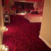 Dekorasi serba merah ini dijamin bisa bikin pasangan jadi terpukau. Tambahan beberapa lilin di sudut-sudut ruangan membuat nuansa kamar jadi terasa lebih romantis. Foto: dok. pinterest