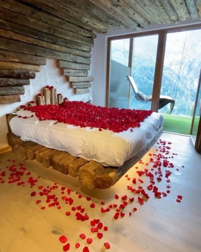 Ingin dekorasi yang simpel tapi tetap bisa membuat pasangan terkejut? Maka dekorasi yang satu ini bisa menjadi pilihan. Kamu hanya perlu menyiapkan bunga mawar tabur untuk kamar malam pertamamu. Foto: dok. pinterest