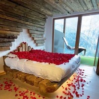 Ingin dekorasi yang simpel tapi tetap bisa membuat pasangan terkejut? Maka dekorasi yang satu ini bisa menjadi pilihan. Kamu hanya perlu menyiapkan bunga mawar tabur untuk kamar malam pertamamu. Foto: dok. pinterest