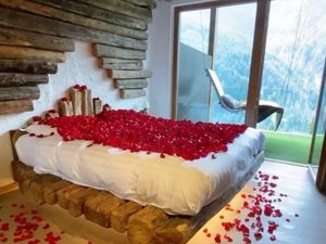10 Inspirasi Dekorasi Kamar Malam Pertama yang Bikin Suasana Makin Romantis