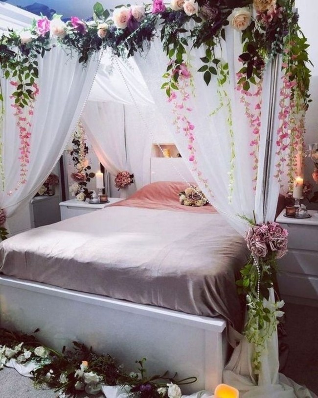 Agar kamar untuk malam pertama terlihat nyaman dan bernuansa romantis, tidak ada sa;ahnya menambahkan dekorasi bunga-bunga yang berwarna warni. Agar terlihat lebih kalem, kamu bisa memilih warna-warna pastel seperti di dalam foto. Foto: dok. pinterest