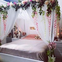 Agar kamar untuk malam pertama terlihat nyaman dan bernuansa romantis, tidak ada sa;ahnya menambahkan dekorasi bunga-bunga yang berwarna warni. Agar terlihat lebih kalem, kamu bisa memilih warna-warna pastel seperti di dalam foto. Foto: dok. pinterest