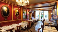 Orang mengenalnya sebagai Le Procope atau Cafe Procope. Di tahun 1988, kafe ini mengalami restorasi dan renovasi besar-besaran, tapi tidak mengubah bangunan aslinya. Kini hiasan dengan gaya abad 18 dari lampu kristal chandelier, piano, sampai dinding merah gaya Pompei menjadi ciri khas utama di kafe ini. Foto: Le Procope/The Fork