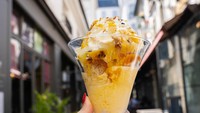 Procopio pemilik asli kafe ini merupakan pencipta modern gelato yang dikenal di dunia sekarang. Procopio padahal dulunya merupakan nelayan, yang sukses menciptakan mesin es krim di waktu luangnya. Foto: Le Procope/The Fork