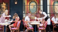 Meski sudah berusia 366 tahun, kafe ini masih memiliki daya tarik tersendiri. Karena tak hanya orang Paris saja yang datang, melainkan banyak wisatawan dari berbagai negara. Foto: Le Procope/The Fork