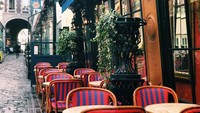 Di Prancis gudangnya kafe antik dan cantik yang sudah berusia ratusan tahu. Salah satunya kafe Le Procope di kota Paris. Usia kafe ini sudah mencapai angka 366 tahun dan masih beroperasi hingga sekarang. Foto: Le Procope/The Fork