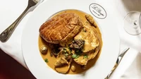Tersedia juga sajian pastry dengan campuran steak yang enak. Menurut banyak orang, kafe ini selain ikonik juga punya makanan enak. Foto: Le Procope/The Fork