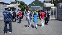 Untuk diketahui, Cheong Wa Dae atau Blue House telah menjadi kediaman Presiden Korea Selatan sejak tahun 1948. Setelah 74 tahun tidak diperuntukkan untuk publik, kompleks Blue House kini dibuka untuk umum bertepatan dengan pelantikan Yoon Suk-yeol sebagai Presiden Korea Selatan pada Selasa (10/5) lalu.