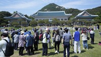 Bangunan bersejarah itu pun ramai dikunjungi pengunjung. Mereka berfoto dan melihat berbagai bangunan yang ada di kompleks Blue House.