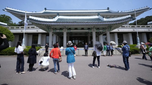 Sejumlah pengunjung berfoto di kompleks Blue House yang dahulu digunakan sebagai kantor kepresidenan serta kediaman presiden Korea Selatan dan kini dibuka untuk umum.