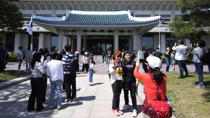 Cheong Wa Dae atau Blue House yang dikenal sebagai kantor kepresidenan dan kediaman presiden Korea Selatan dibuka untuk umum. Pengunjung pun berdatangan ke sana