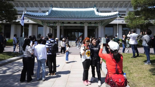 Pengunjung berdatangan ke Cheong Wa Dae atau Blue House yang kini dibuka untuk umum, Seoul, Selasa (10/5/2022).