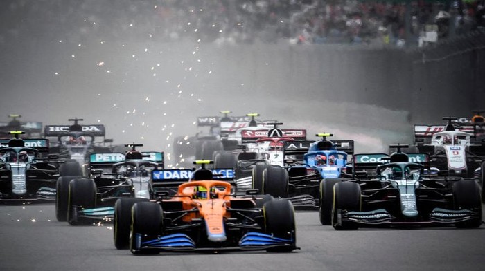 Drivers take the start of the Formula One Russian Grand Prix at the Sochi Autodrom circuit in Sochi on September 26, 2021. (Photo by Alexander NEMENOV / AFP) (Photo by ALEXANDER NEMENOV/AFP via Getty Images)