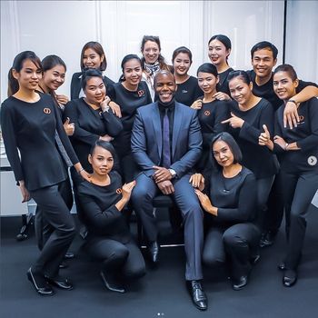 Foto Ken Alcindior bersama tim Dior.