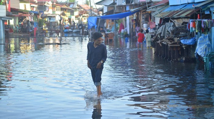 Banjir rob merendam permukiman penduduk di sejumlah titik di kota Padang. Banjir diketahui merendam kawasan itu sejak tiga hari terakhir.