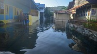 Banjir rob ini menyebabkan aktivitas warga terganggu. Meski begitu, tak sedikit warga yang nekat menerobos banjir untuk menjalani aktivitas sehari-hari.