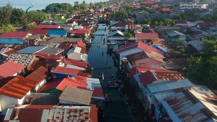 Banjir rob merendam permukiman penduduk di sejumlah titik di kota Padang. Banjir diketahui merendam kawasan itu sejak tiga hari terakhir.
