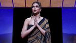 Deepika Padukone Melenggang Anggun di Karpet Merah Cannes