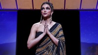 Sari yang dikenakan Deepika Padukone merupakan rancangan desainer Sabyasachi. (Foto: Vianney Le Caer/Invision/AP/Vianney Le Caer)