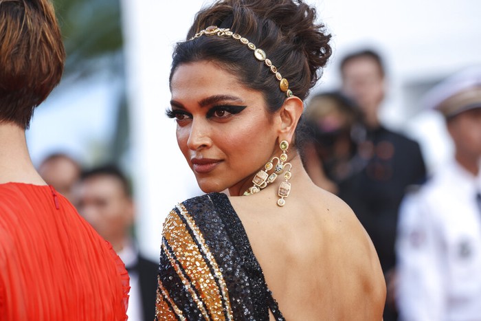 Deepika Padukone Melenggang Anggun di Karpet Merah Cannes