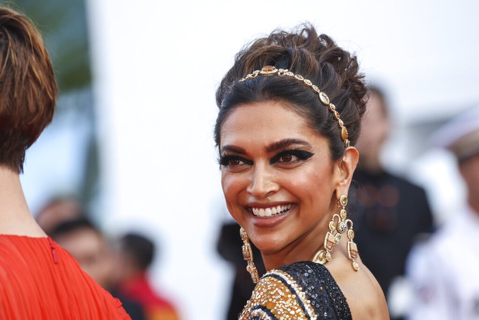 Deepika Padukone Melenggang Anggun di Karpet Merah Cannes