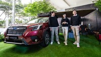 COO Subaru Indonesia Arie Christopher, Presiden Direktur Subaru Indonesia Paula Dewiyanti, dan Director PT Plaza Auto Cipta Carlos Sanusi, berdiri di samping The all-new Subaru Forester 2.0i-L yang baru saja diluncurkan di Flagship Dealer, Plaza Subaru Alam Sutera, Tangerang, Rabu (18/5/2022).  