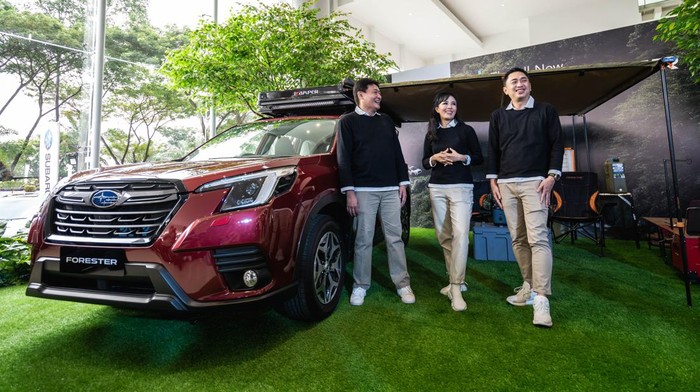 Gahar! The All-New Subaru Forester 2022 Resmi Meluncur COO Subaru Indonesia Arie Christopher, Presiden Direktur Subaru Indonesia Paula Dewiyanti, dan Director PT Plaza Auto Cipta Carlos Sanusi, berdiri di samping The all-new Subaru Forester 2.0i-L yang baru saja diluncurkan di Flagship Dealer, Plaza Subaru Alam Sutera, Tangerang, Rabu (18/5/2022).