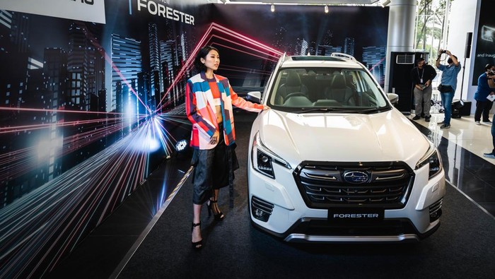 Gahar! The All-New Subaru Forester 2022 Resmi Meluncur COO Subaru Indonesia Arie Christopher, Presiden Direktur Subaru Indonesia Paula Dewiyanti, dan Director PT Plaza Auto Cipta Carlos Sanusi, berdiri di samping The all-new Subaru Forester 2.0i-L yang baru saja diluncurkan di Flagship Dealer, Plaza Subaru Alam Sutera, Tangerang, Rabu (18/5/2022).