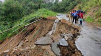 Warga melihat lokasi tanah longsor di Distrik Hima Dasao, Assam, India.