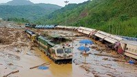 Gerbong kereta api terseret banjir dan tanah longsor di New Haflong, Distrik Hima Dasao, India.