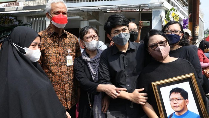 Gubernur Jawa Tengah Ganjar Pranowo melepas kepergian pendiri Seknas Muda Jokowi, Ajianto Dwi Nugroho, Rabu (18/5/2022).
