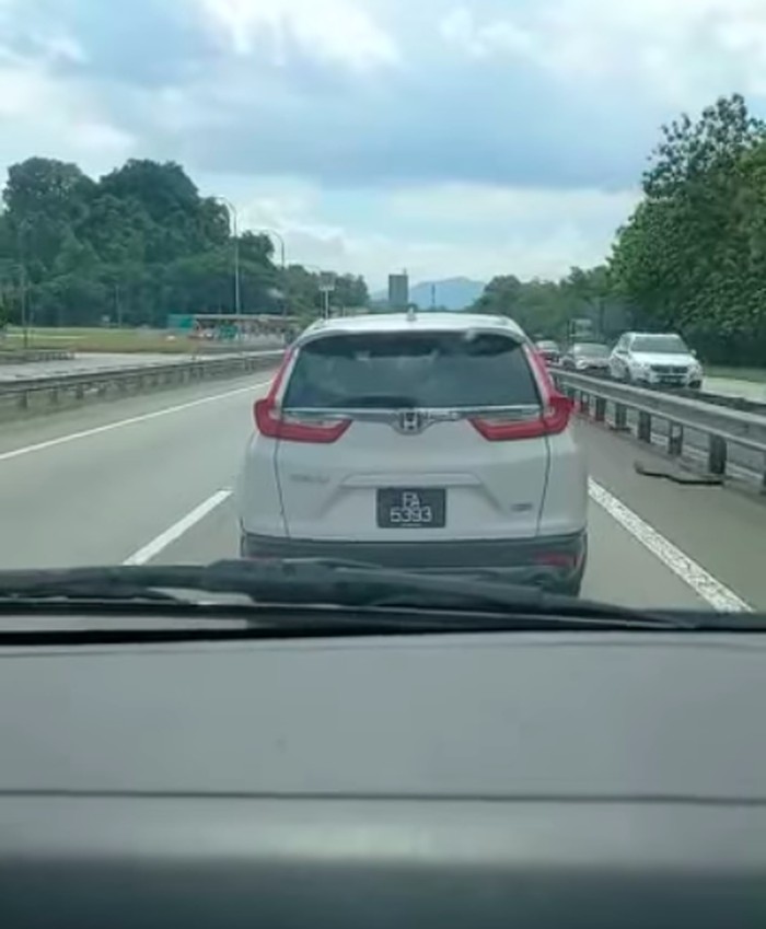 Honda CR-V halangi ambulans bertugas di Malaysia