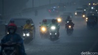 Pengendara menerobos hujan deras yang mengguyur kawasan Kramat Raya.