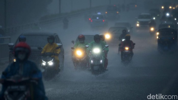 Hujan Deras Jarak Pandang Terbatas Sejumlah kendaraan melintas di Jalan Kramat Raya, Jakarta, Rabu (18/5/2022). Hujan tersebut mengakibatkan jarak pandang pengendara menjadi terbatas.