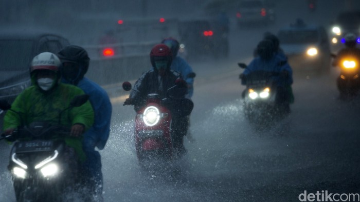 Sejumlah kendaraan melintas di Jalan Kramat Raya, Jakarta, Rabu (18/5/2022). Hujan tersebut mengakibatkan jarak pandang pengendara menjadi terbatas.