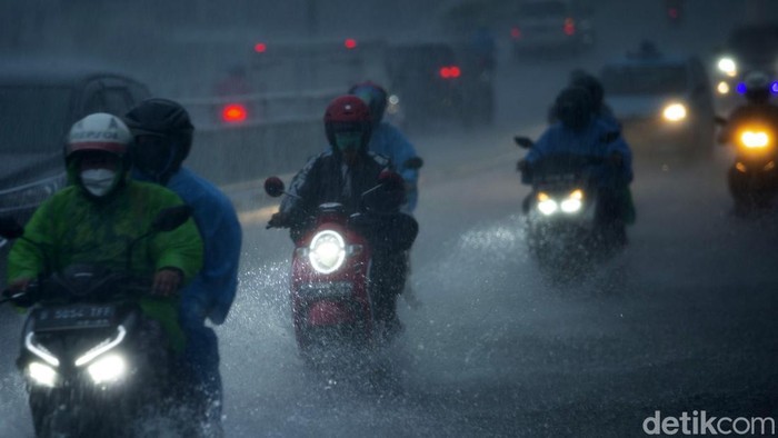 Hujan Deras Jarak Pandang Terbatas Sejumlah kendaraan melintas di Jalan Kramat Raya, Jakarta, Rabu (18/5/2022). Hujan tersebut mengakibatkan jarak pandang pengendara menjadi terbatas.