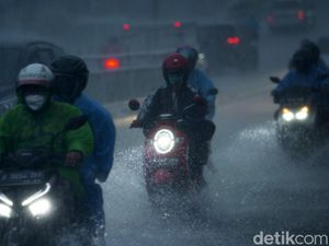 Waspada! Hujan Deras Jakarta Bikin Jarak Pandang Terbatas