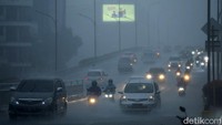 Hujan sore ini juga disertai petir dan kabut.