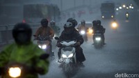 Pengendara yang melintas pun menurunkan kecepatan untuk mengantisipasi terjadinya kecelakaan.