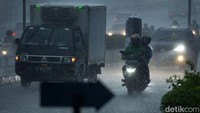 Menurut prakiraan BMKG, hujan dengan itensitas ringan juga akan mengguyur wilayah Jakarta pada malam hari.