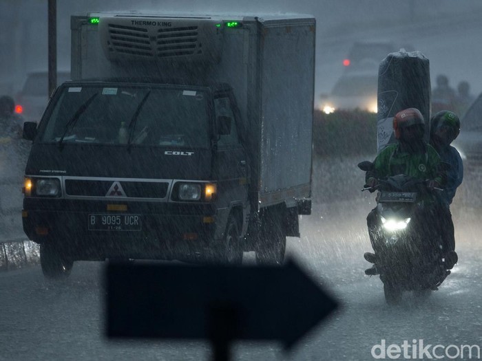Sejumlah kendaraan melintas di Jalan Kramat Raya, Jakarta, Rabu (18/5/2022). Hujan tersebut mengakibatkan jarak pandang pengendara menjadi terbatas.