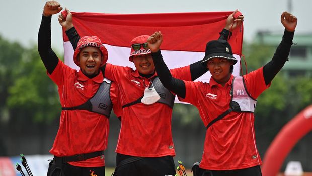 Pemanah Indonesia Riau Ega Agatha Salsabilla (tengah), Arif Dwi Pangestu (kanan) dan Alviyanto Bagas Prastyadi (kiri) berselebrasi usai memenangkan pertandingan babak final nomor Recurve Beregu Putra Panahan SEA Games 2021 Vietnam di Hanoi Sports Training and Competition Center, Hanoi, Vietnam, Rabu (18/5/2022). Tim Indonesia meraih medali emas setelah mengalahkan Vietnam dengan skor 6-2. ANTARA FOTO/Aditya Pradana Putra/wsj.